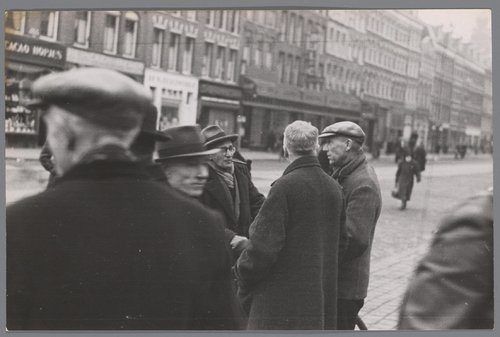 De eerste Van Swindenstraat. Een groepje mensen in de Eerste Van Swindenstraat in ongeveer 1941.<br />Deze foto is gemaakt door: Bart de Kok (fotograaf), uit de collectie van Bart de Kok en Jozef van Poppel. Bron: Beeldbank, Stadsarchief Amsterdam. 