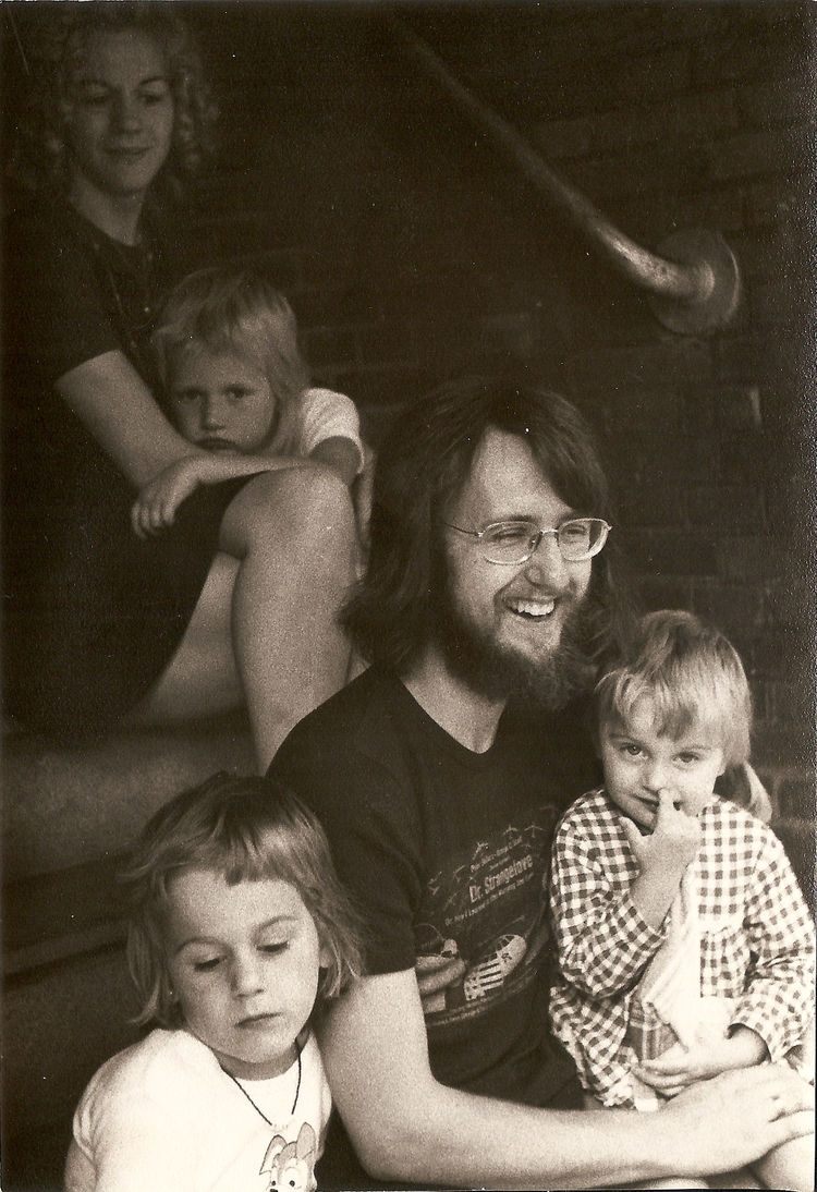  Drukker van het Komitee Appie Beets en gezin schuilen op een portiektrap aan de Insulindeweg. Het meisje rechts is 'Snoetje' die met 3 jaar al perfect kan rekenen. ca. 1972 <br />Foto: Pieter Bol 