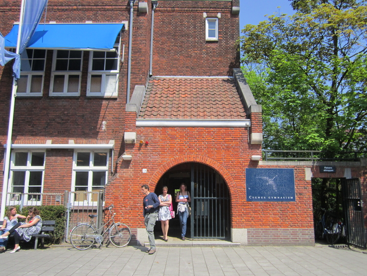 De ingang van het Cygnus Gymnasium op het Linnaeushof.  