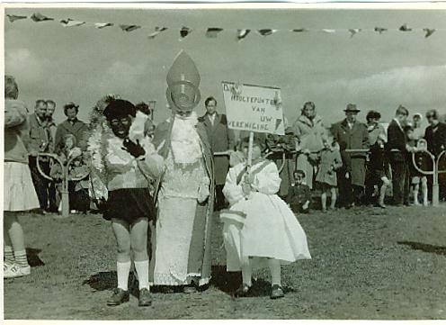 Koninginnedag 1958 Sarina staat rechts: verkleed voor de optocht. 