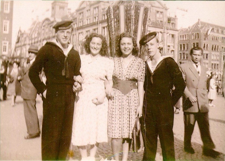 Koninginnendag 31 Aug. 1948 D bewuste Foto die genomen werd op de Dam in Amsterdam op 31 augustus 1948, rechts staat Maria 