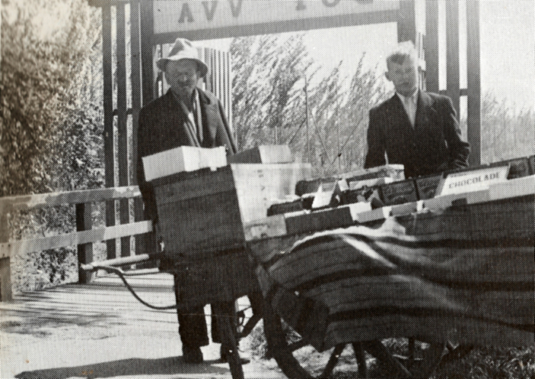 Snoepkar van vader en zoon voor toegangshek a.v.v. T.O.G. aan de Kruislaan.  