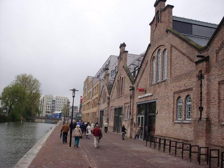 De voorkanten van de oude gebouwen zijn hier weer gebruikt. Dit is de Oranje Vrijstaatkade - 2014 .<br />Foto: John Haen 