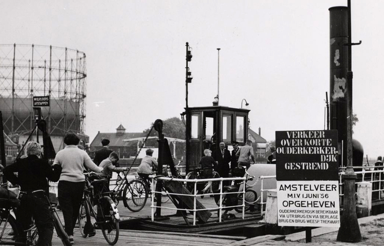 Pont van de Korte Ouderkerkerdijk naar de Amsteldijk vice versa - 1956. .<br />Foto: Beeldbank Amsterdam 