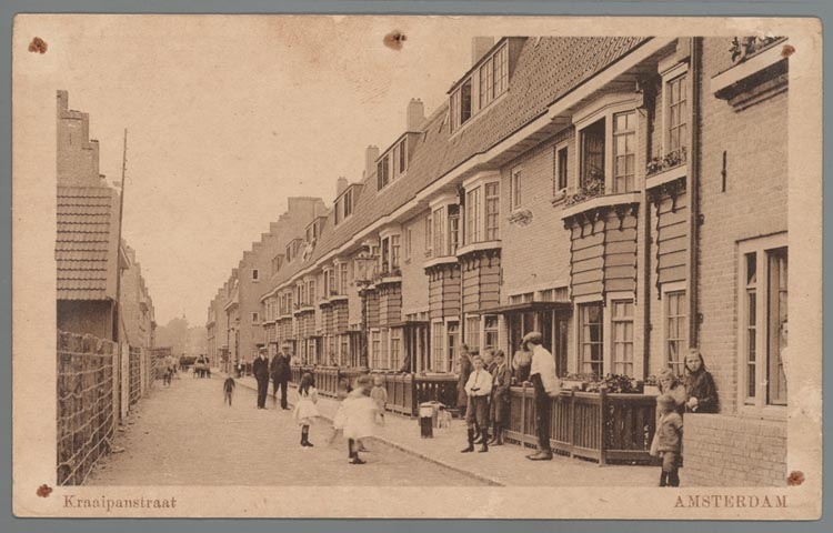 De Kraaipanstraat in 1925. De foto geeft weer een straatbeeld uit 1925, afgebeeld is de Kraaipanstraat (waar Ies later zou komen te wonen). De foto is afkomstig uit de collectie van Jaap van Velzen en is geplaatst met toestemming van het Joods Historisch Museum. 