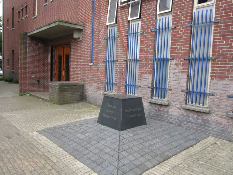 Het monument voor Eli van Tijn in de voormalige Talmoedschool in de Kraaipanstraat. Het gebouw staat leeg. Er komen appartementen in.  
