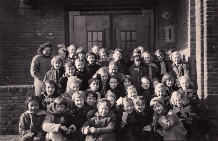 Voor het schoolgebouw in de Kraaipanstraat 58. Annie zit op de middelste, 5e van rechts. .<br />Foto: Annie Platvoet 