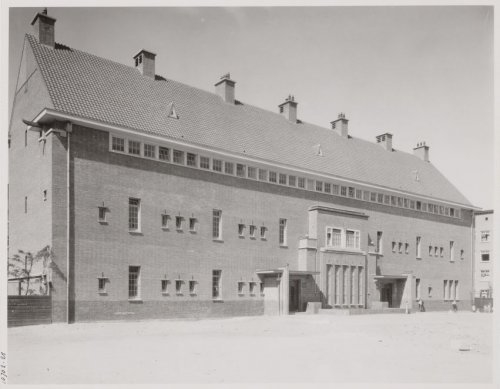 Kraaipanstraat 58. De informatie van de Beeldbank (SAA) is kort. Het gaat hier om: "een dubbele GLO school". Wanneer deze foto is gemaakt is niet duidelijk, wel ruim voor 1940 (zo lijkt mij). 