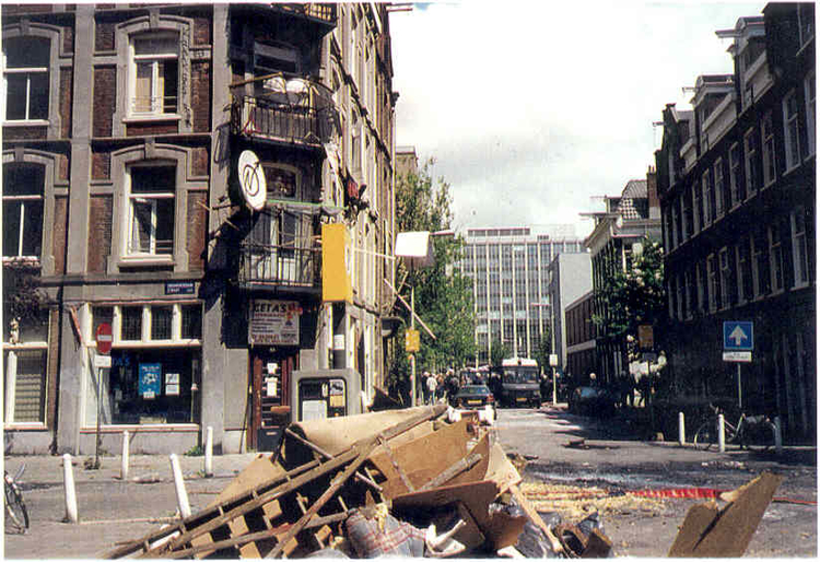 Ontruim Ontruiming Swammerdamstraat Ontruiming in de Swammerdamstraat (Foto's: Carrie de Swaan, juli 2000) 