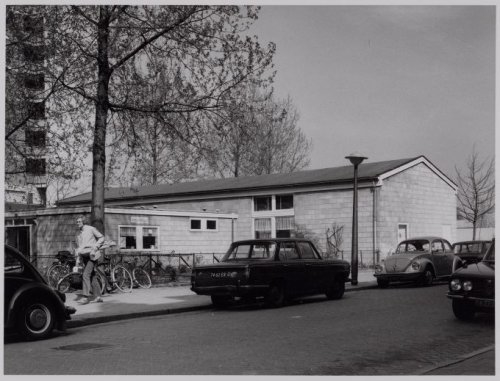Kramatweg 31A. Afgebeeld is het Jeugdhuis Kindervreugd. Deze foto is van: J.M. Arsath Ro'is (fotograaf), datering 3 april 1973. Bron: Beeldbank, Stadsarchief Amsterdam. 