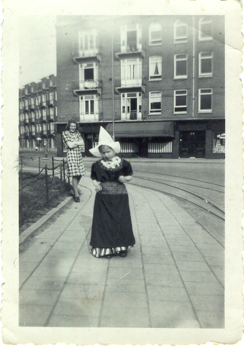 Krugerplein2 Truus van Eijk verkleed als Volendams meisje, op het Krugerplein met haar tante Wil van Eijk in 1946 