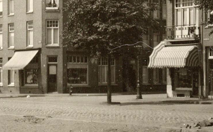 Krugerplein 22 - 28 (winkel rechts) - 1924 .<br />Foto: Beeldbank Amsterdam 