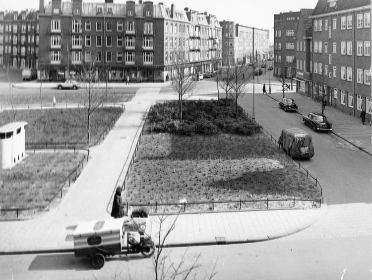  Het Krugerplein begin jaren '60, rechts de ingang van de Albert Luthulistraat.<br />(Foto: Gemeentearchief Amsterdam) 
