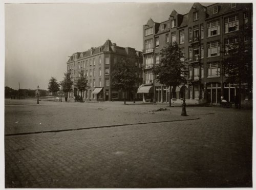 Krugerplein-Reitzstraat 1924. Krugerplein 22-28 (v.r.n.l.) met ingang Reitzstraat; het volgende blok links is Krugerstraat 2 t/m 30 (vrnl.). Datering 1 juli 1924 ca. Bron: Beeldbank SAA. 