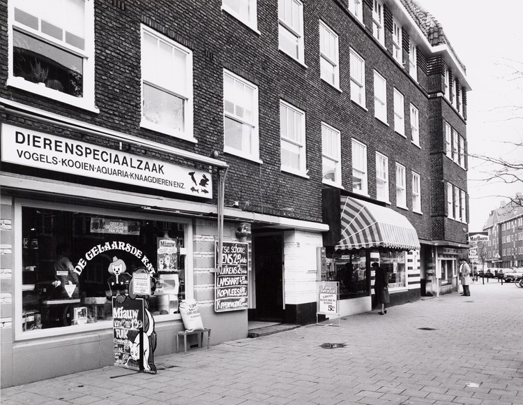 Krugerstraat 38 -  winkel met zonnescherm ± 1980 .<br />Foto: Beeldbank Amsterdam 