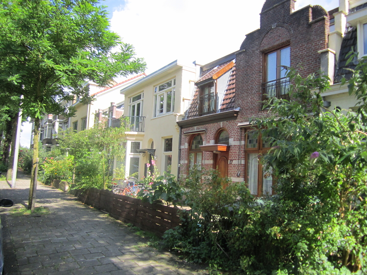 De Archimedesweg met de lage, knusse huizen uit het begin van de 20e eeuw. .<br />Foto: Jo Haen © 