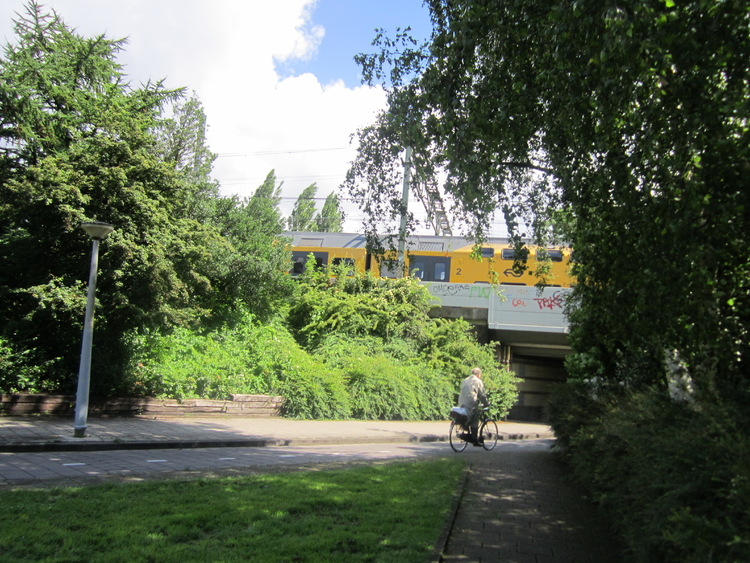 Het fietstunneltje met daarboven een trein die richting CS gaat. .<br />Foto: Jo Haen © 