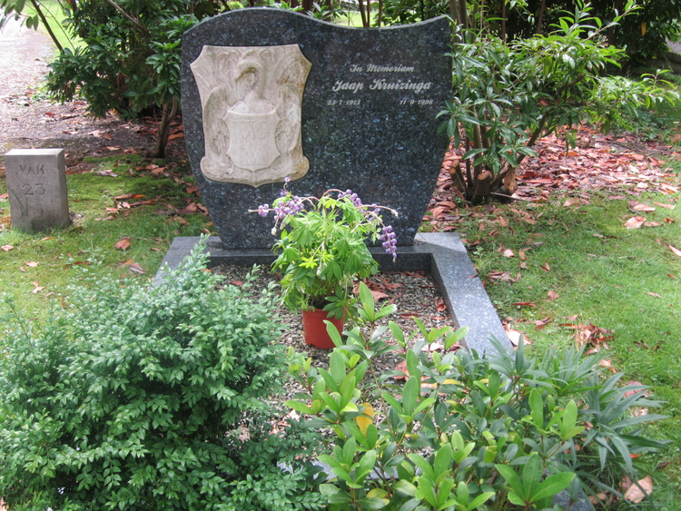 Het graf van Jaap Kruizinga op de Nieuwe Ooster. .<br />Klik rechts bovenaan op de foto en de foto wordt vergroot weergegeven.<br />Foto: Jo Haen © 