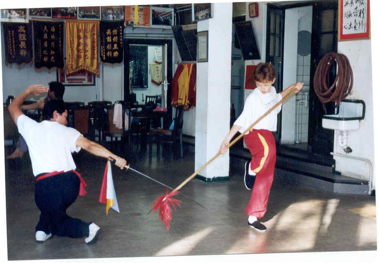 kungfukid Mauro in actie Mauro (rechts) in actie (2004). 