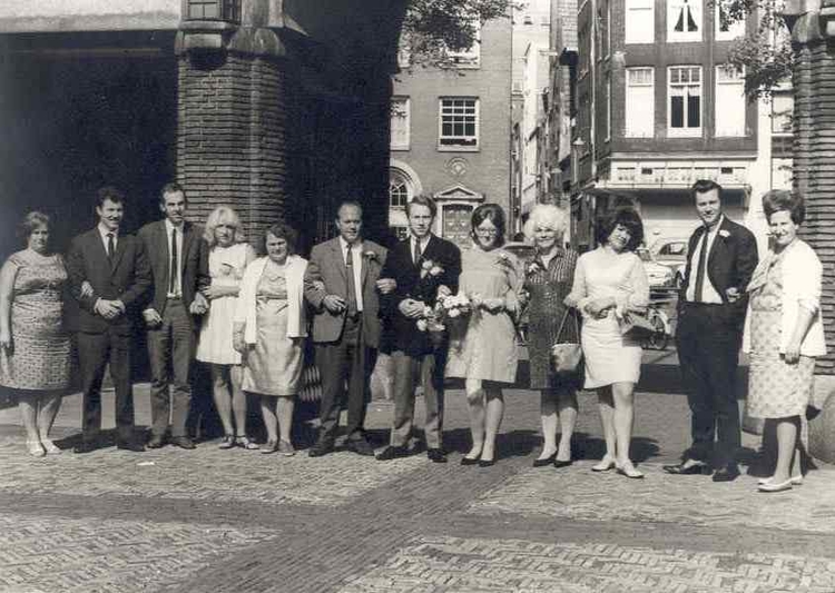 wonder4 De trouwdag van Ben en Guda in 1967. Naast de bruid staan moeder Toos Haring en broer Theo. Zus Willy die nog in Betondorp woont, Willem, Katja en broer Leo staan er ook op. 