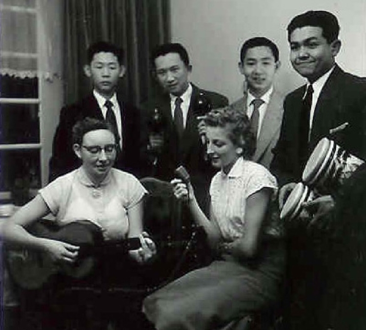  Vlnr Tek, Kwee, Ong, Oet. Zus Greet in het midden (1956) 