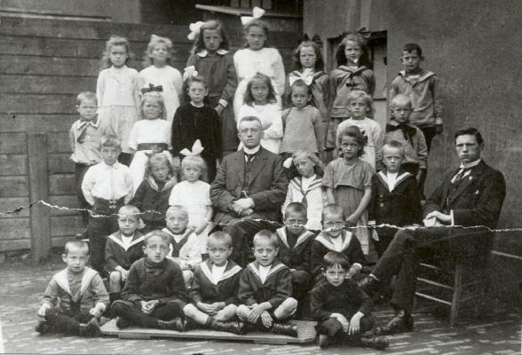  Generaties Zijp op dezelfde school: 1921, voorste rij midden zit Marten Zijp. 