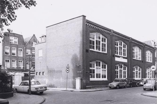  De Koningin Wilhelmina School in 1963. Rechts boven de eend is de witte gevelsteen met spreuk te zien. 