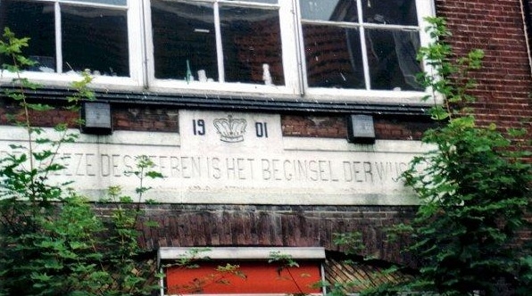 Wilhelminaschool4 Op de zijgevel stond een spreuk: De Vreeze des Heere is de beginsel der wijsheid. Met daarboven het jaartal 1901. 