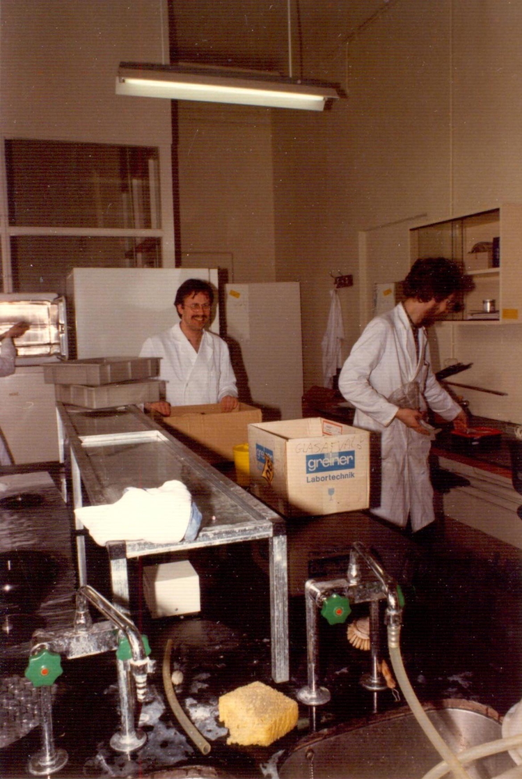  Pieter Bol en Arjan Nabbe ruimen de laatste resten op voor verhuizing naar het AMC, Laboratorium voor de Gezondheidsleer, 1983. 