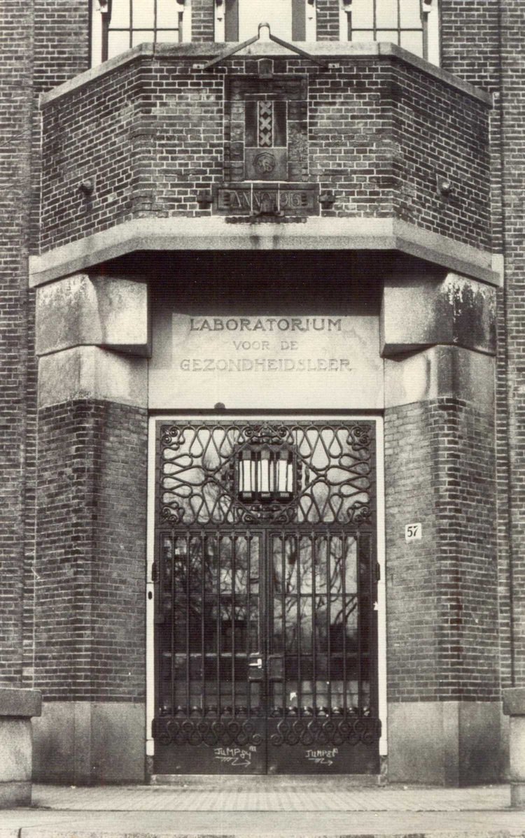 Oude hoofdingang van het Laboratorium voor de Gezondheidsleer aan het Oosterpark, 1984.<br />Foto Pieter Bol 