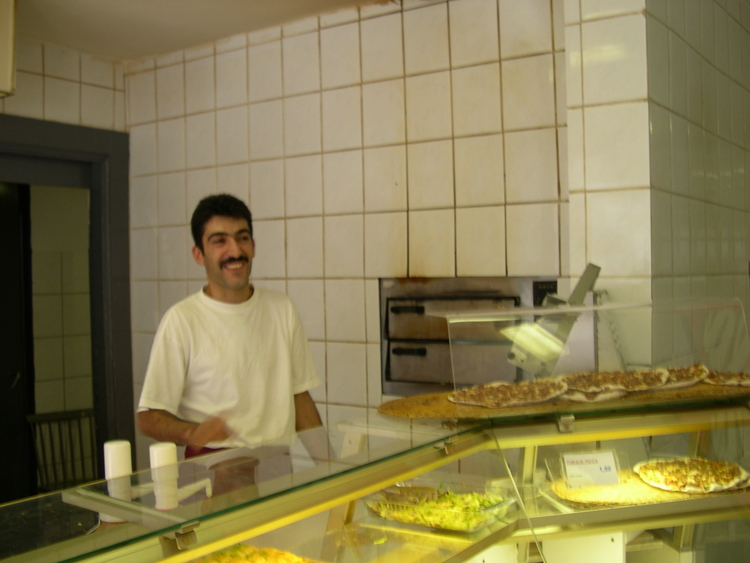 Bakkerij Safak Eigenaar Mehmet Erol op de foto met zijn bekende 'Turkse pizza's' in zijn bakkerij: Safak, Pretoriusstraat 36 - 2003. 