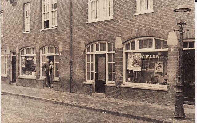 Laing's Nekstraat Aan de overkant was de fietsenstalling van de heer Blaas (overleden in 1968).In de deuropening de heer Blaas en zijn zoon Hans, die de stalling in 1972 van de hand deed.<br />Foto uit 1950 van Hans Blaas 