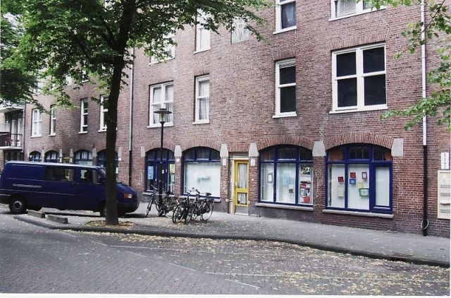 Laing's Nekstraat Dezelfde plek als de foto hierboven, maar dan in 2010. Het pleintje is hier verdwenen.<br />Foto: Hans Blaas 