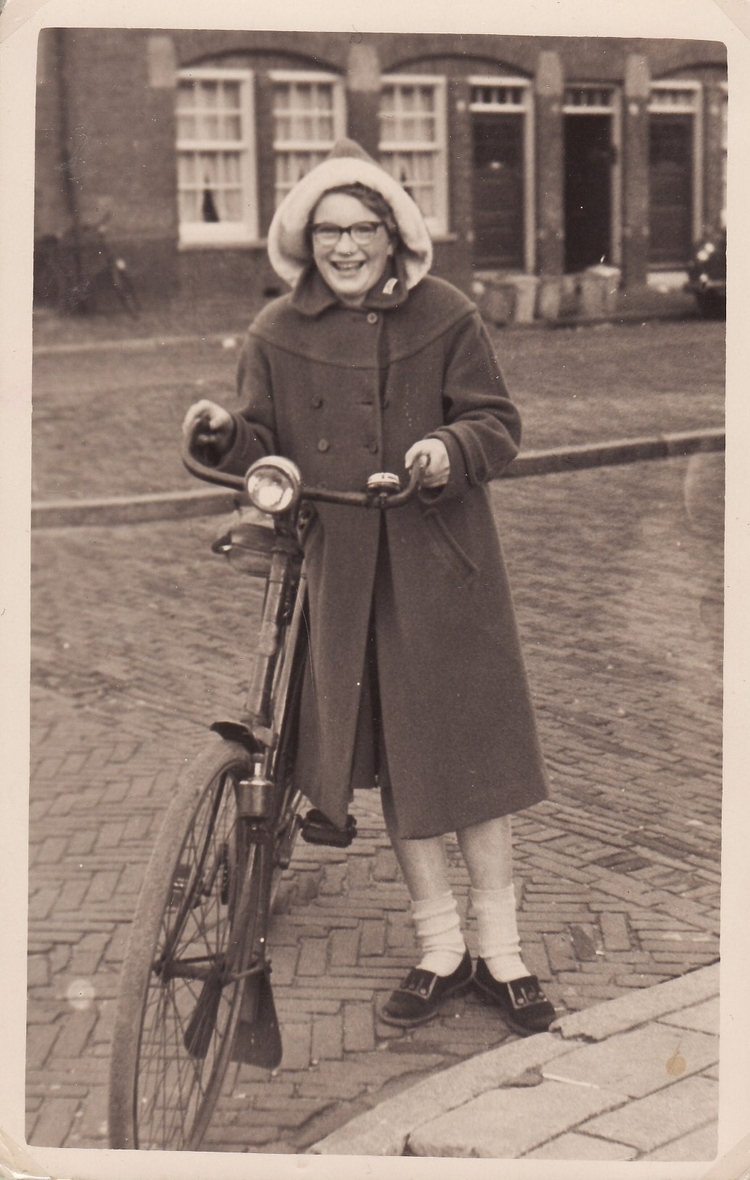 Agnes van Leeuwen. Op de fiets in de Laing's Nekstraat in 1955. 