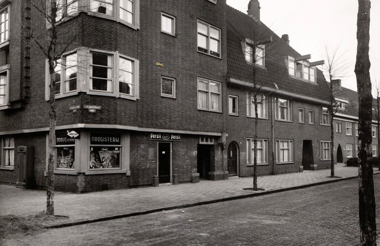 Copernicusstraat 64 - 1945 .<br />Foto: Beeldbank Amsterdam 