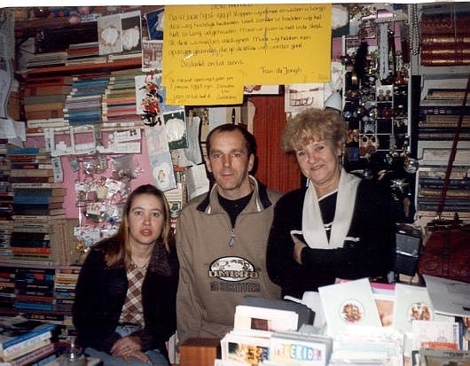 Leeshal Oost 1997 'Tante Wil' met haar dochter Laura en in het midden Hans, de huidige eigenaar van Leeshal Oost, in 1997 bij de overname van de winkel. 