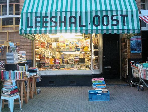 Leeshal Sinterklaas "Leeshal Oost' Commelinstraat in Sinterklaas-avondstemming Leeshal Oost in Sinterklaasstemming 
