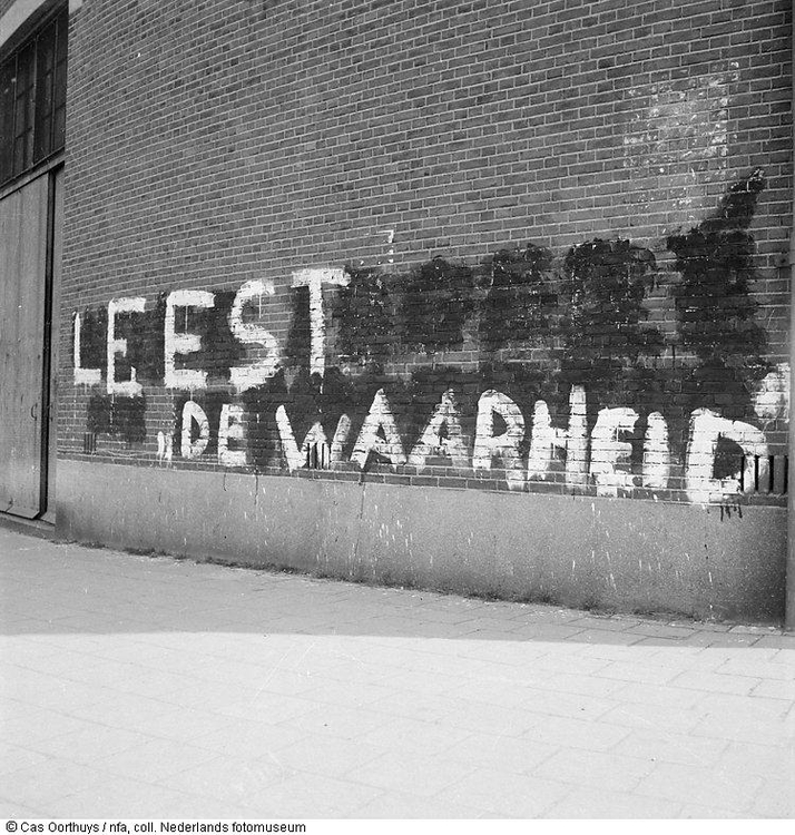 Leest De Waarheid! Leus voor verzetskrant 'De Waarheid' op een buitenmuur, Amsterdam (1944-1945).<br />Bron: Geheugen van Nederland. 