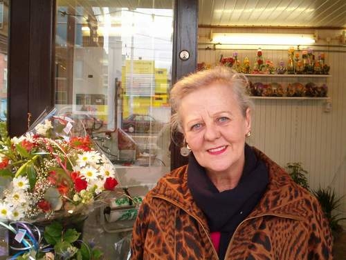  Lenny Feenstra bij de bloemenstal in de Linnaeusstraat waar zij een paar dagen per week werkt. (2003) 