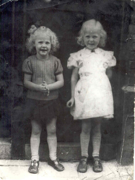 Lenny en Minke Lenny (rechts) met haar zusje Minke voor de deur in de Derde Oosterparkstraat.(1950) "Mijn zusje was ook mijn beste vriendin". 