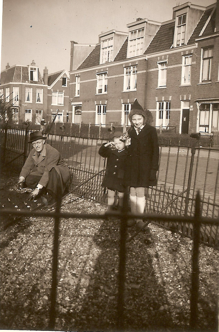 Leo Post 1947 Janny en Rietje en vader op de achtergrond .<br />Foto: Leo Post 