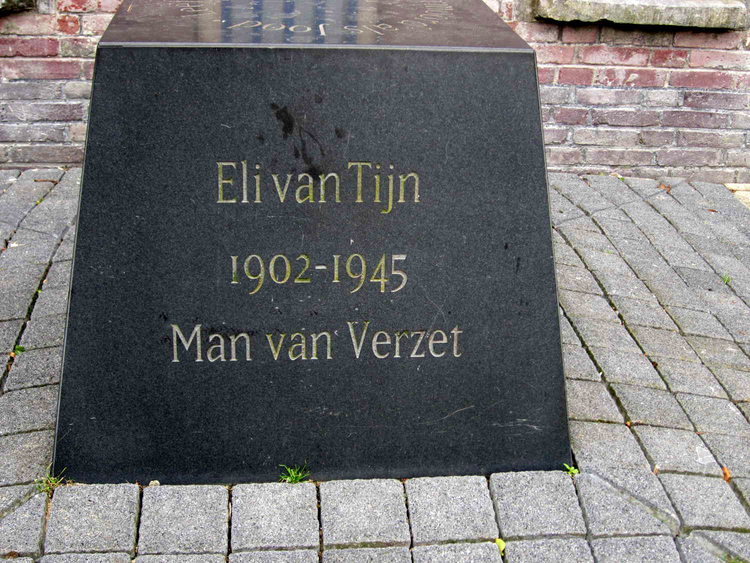 Monument voor Eli van Tijn. Dit monument herdenkt de vermoorde verzetsman Eli van Tijn (maar ook de Verzetsgroep Gerretsen).<br />Tekst op het monument: <br />Eli van Tijn, 1902 – 1945. Man van verzet. / Verzetsgroep Gerretsen / Leefde als socialist, vermoord als Jood. / Ga maar naar Eli ….. / Hoofdonderwijzer Kraaipanschool<br />Foto: Jo Haen 