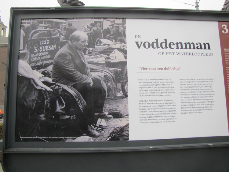 De Voddenman, Simon Suesan. Als u rechtsboven in de foto klikt, kunt u de tekst op het bord lezen. 