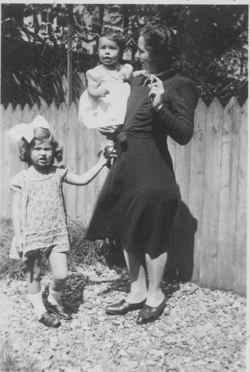  Lia op de arm van haar moeder acter in de tuin van de Pretoriusstraat 48.  Naast haar staat haar 3 jaar oudere zusje Hans. 