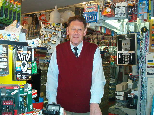 Liefhebber Mijnheer Jansen in zijn winkel, foto genomen april 2009 
