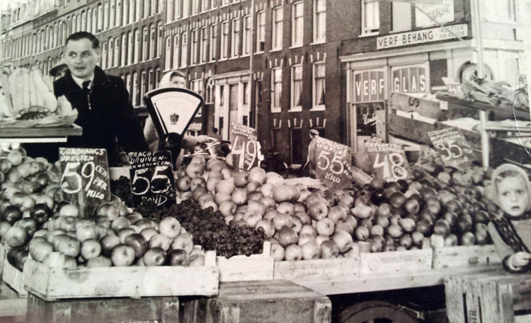 Dapperstraat 87 hoek Pieter Nieuwlandstraat Hanko - ± 1950 .<br />Foto: Lien Zanoni-Kooij 