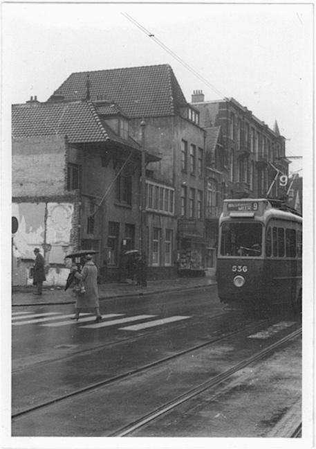 Lijn 9 Lijn 9 passeert hier het oude postkantoor aan de Middenweg (1958). 