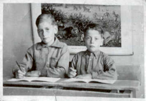 Links is Keesje Brijde - Het jongetje naast hem is zijn jongere broertje Pietje.  