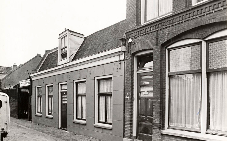 Linnaeusdwarsstraat 8 6 links en in het midden de karrenverhuurderij en kruijerij van J. Eijsakkers. .<br />Foto: Beeldbank Amsterdam 