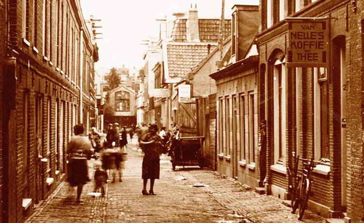 Linnaeusdwarstraat - 1930 .<br />Foto: Beeldbank Amsterdam 